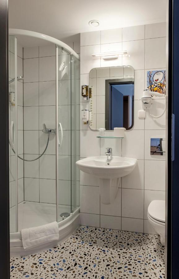 H12**** Hotel 4*