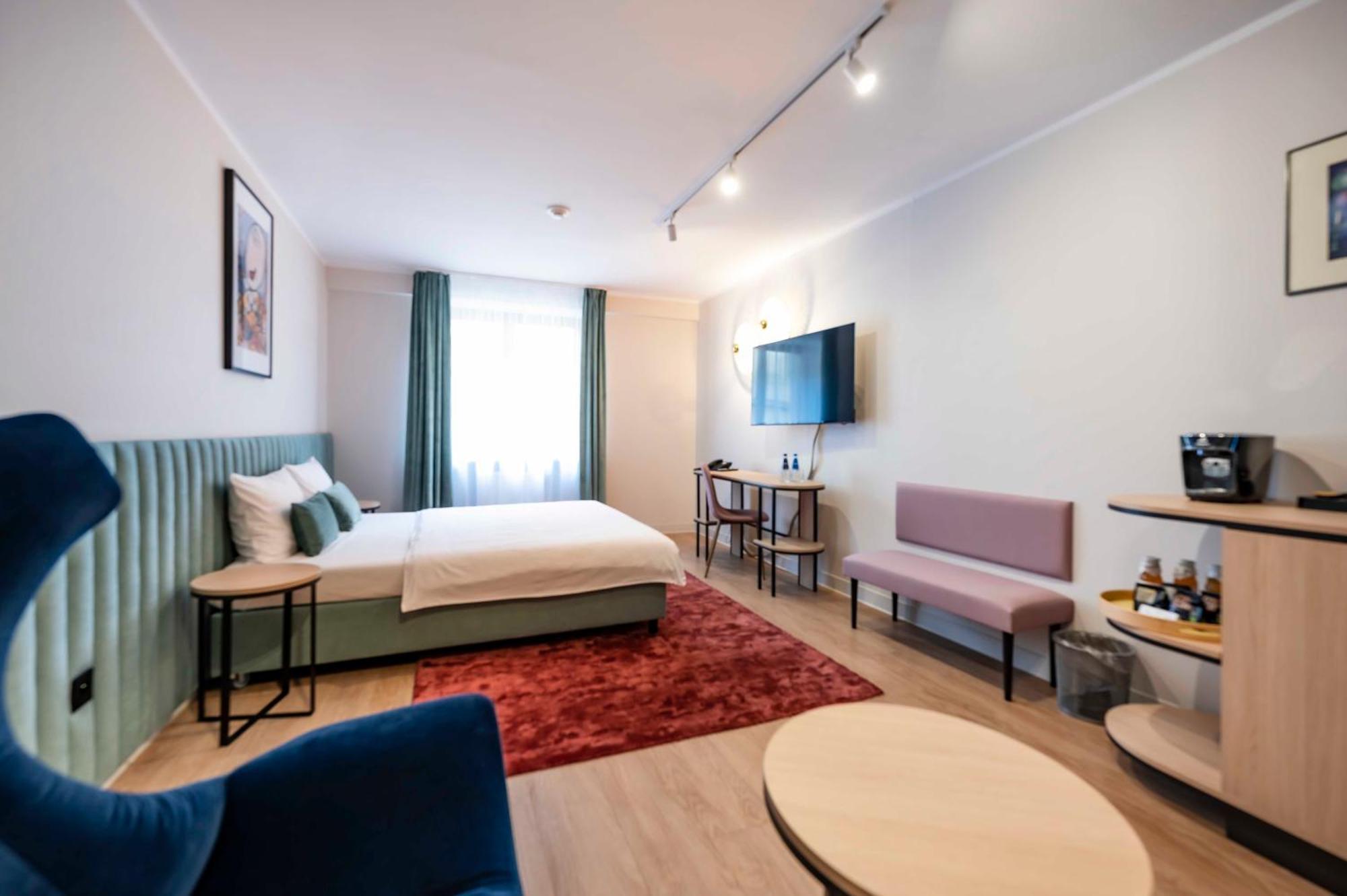 H12**** Hotel 4*