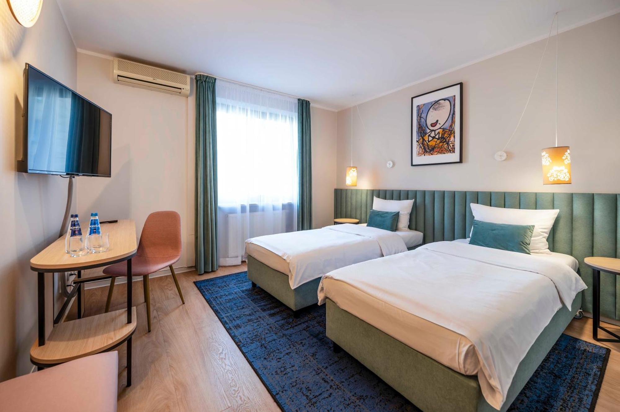 H12**** Hotel