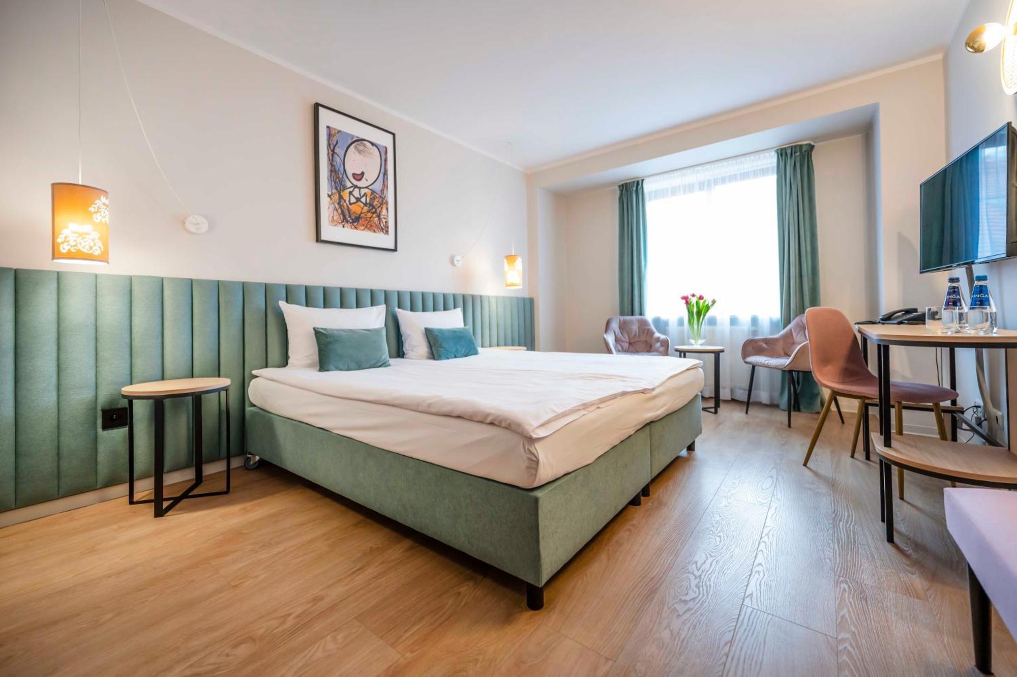H12**** Hotel