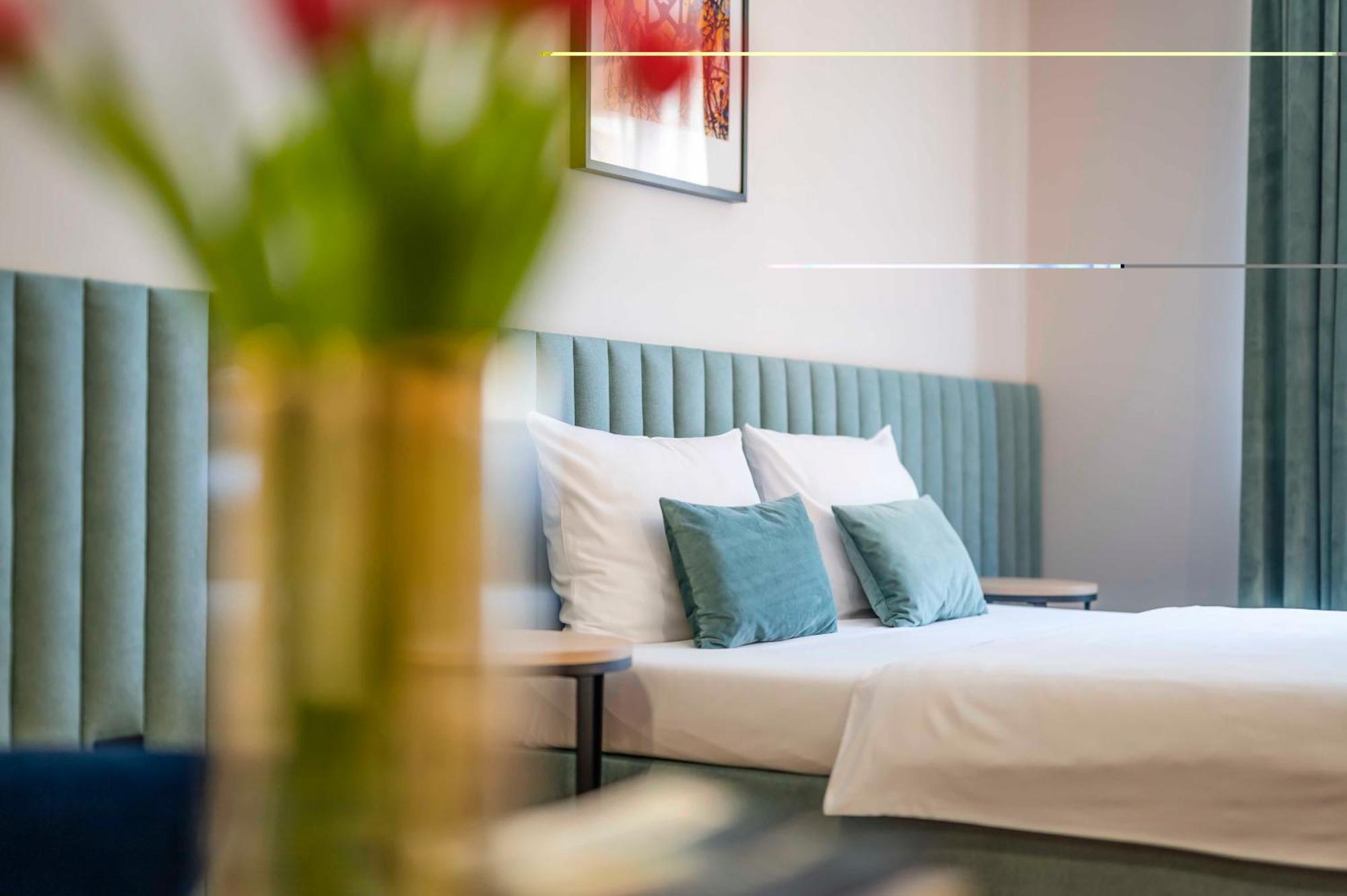 H12**** Hotel